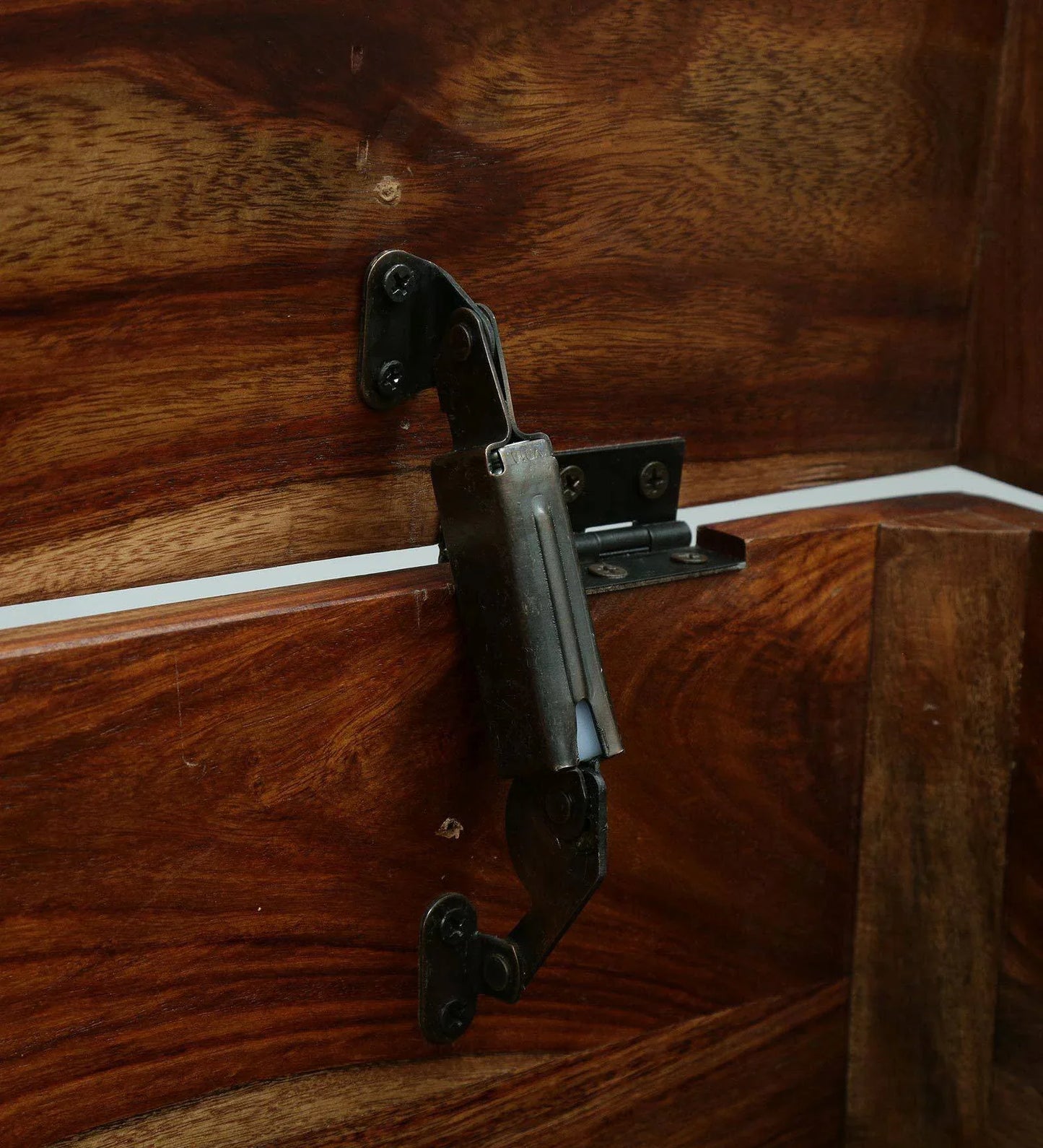 Sheesham Wood Trunk in Scratch Resistant Rustic Teak Finish